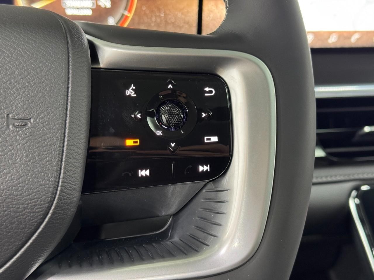 INFINITI QX80 Vehicle Full-screen Gallery Image 32