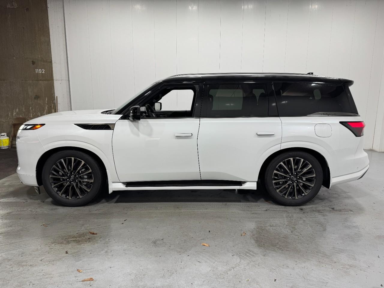 INFINITI QX80 Vehicle Full-screen Gallery Image 2