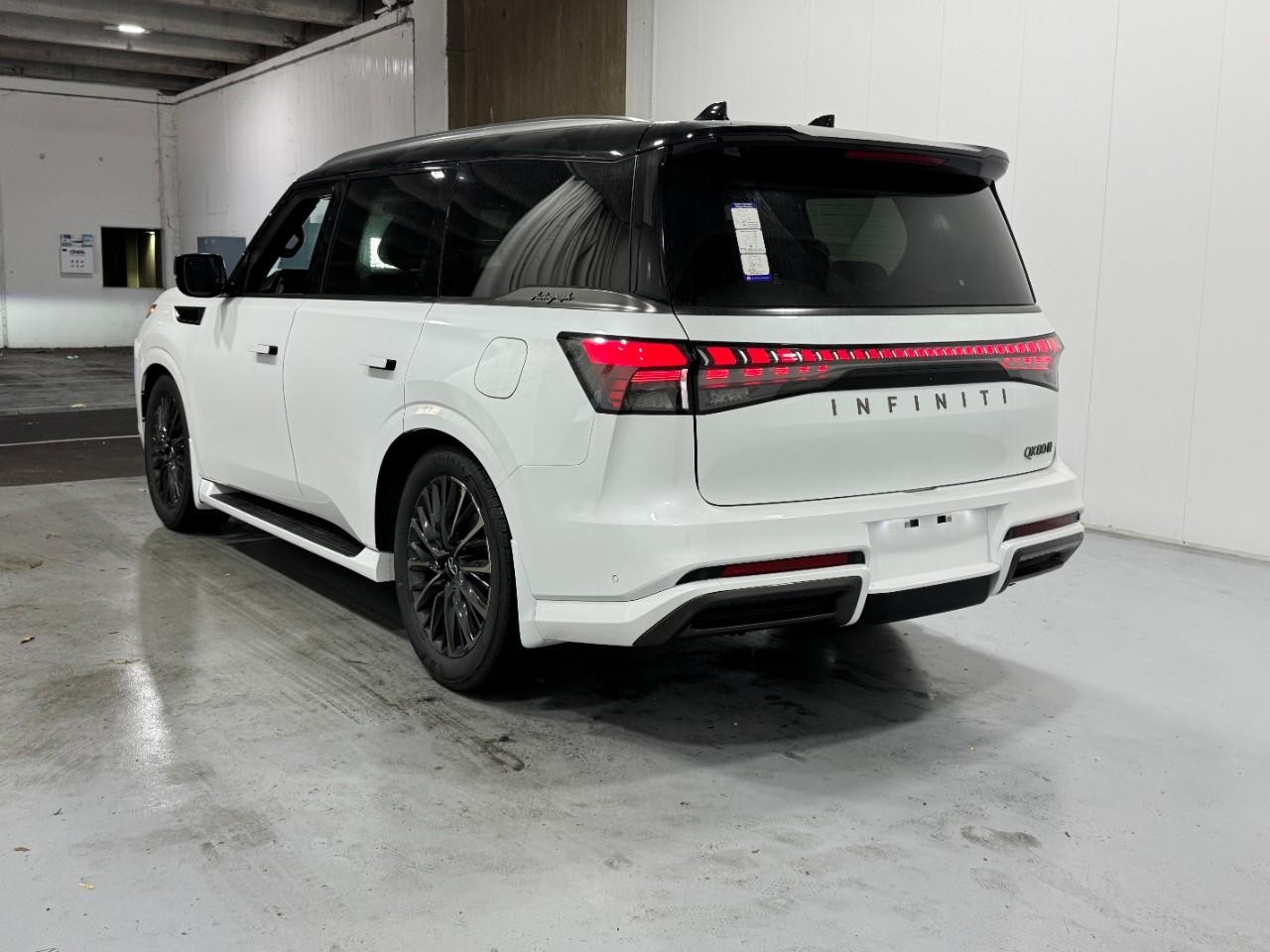 INFINITI QX80 Vehicle Full-screen Gallery Image 3