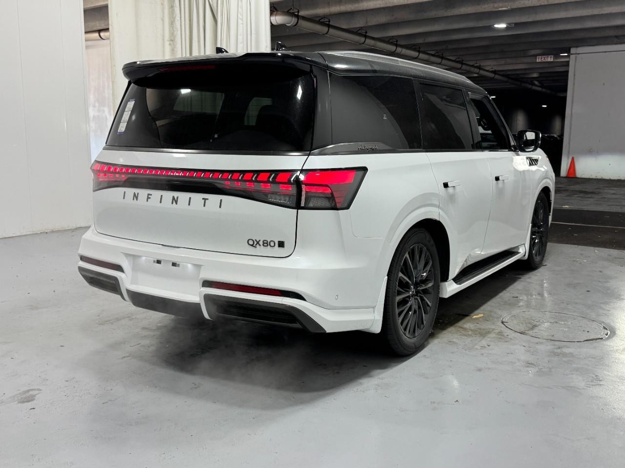 INFINITI QX80 Vehicle Full-screen Gallery Image 4