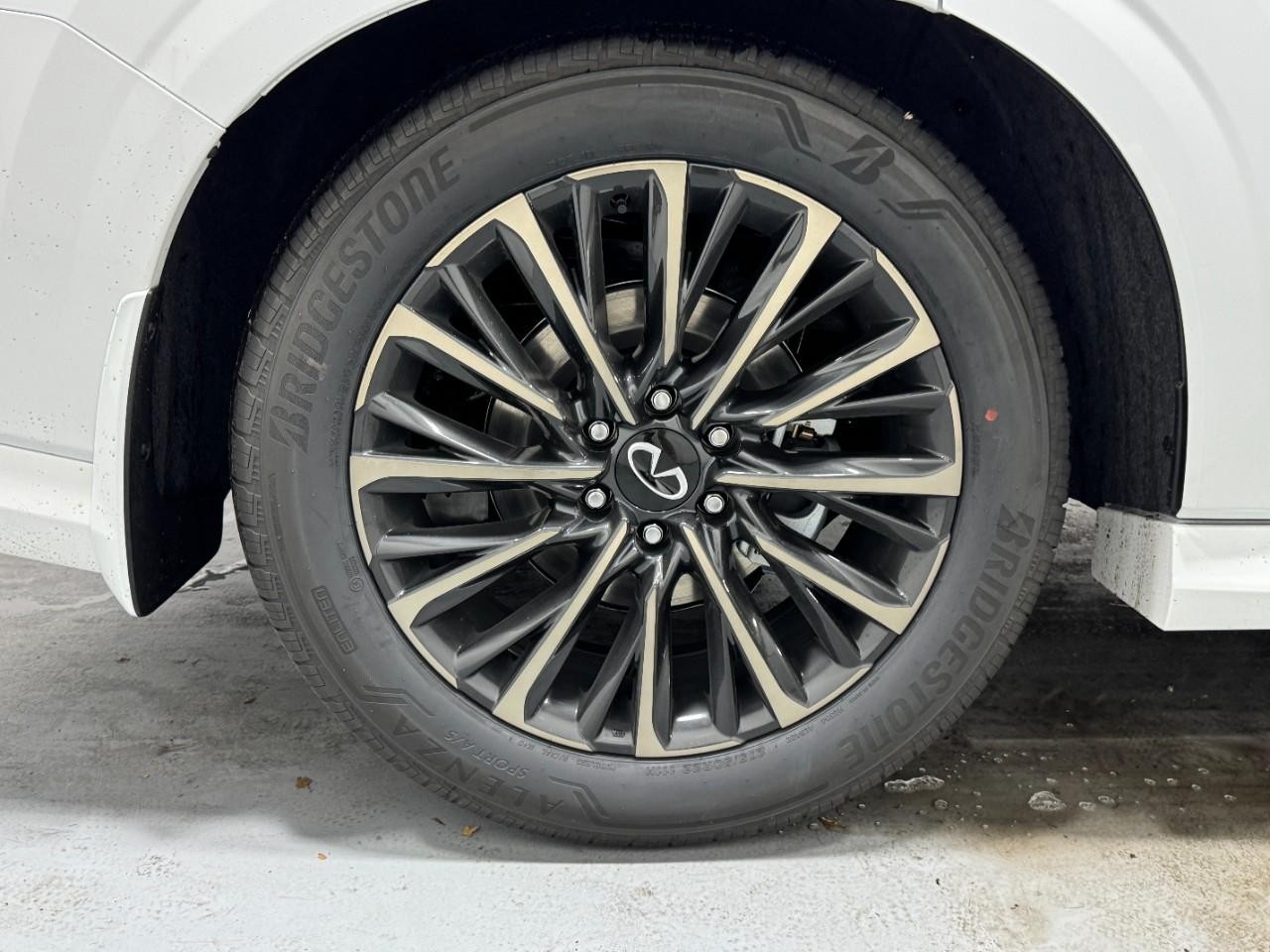 INFINITI QX80 Vehicle Full-screen Gallery Image 5