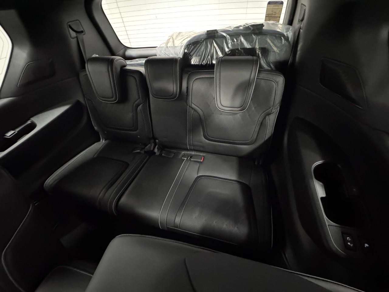 INFINITI QX80 Vehicle Full-screen Gallery Image 8