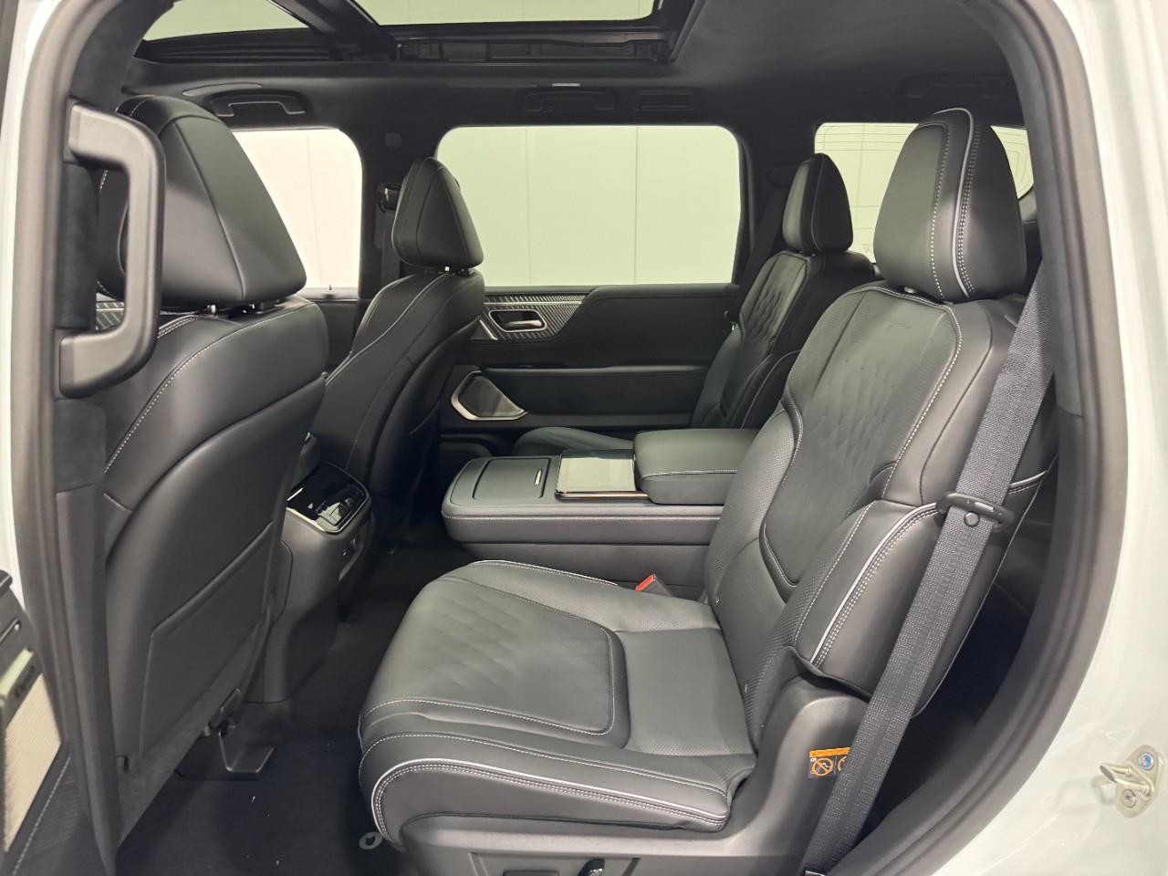 INFINITI QX80 Vehicle Full-screen Gallery Image 9