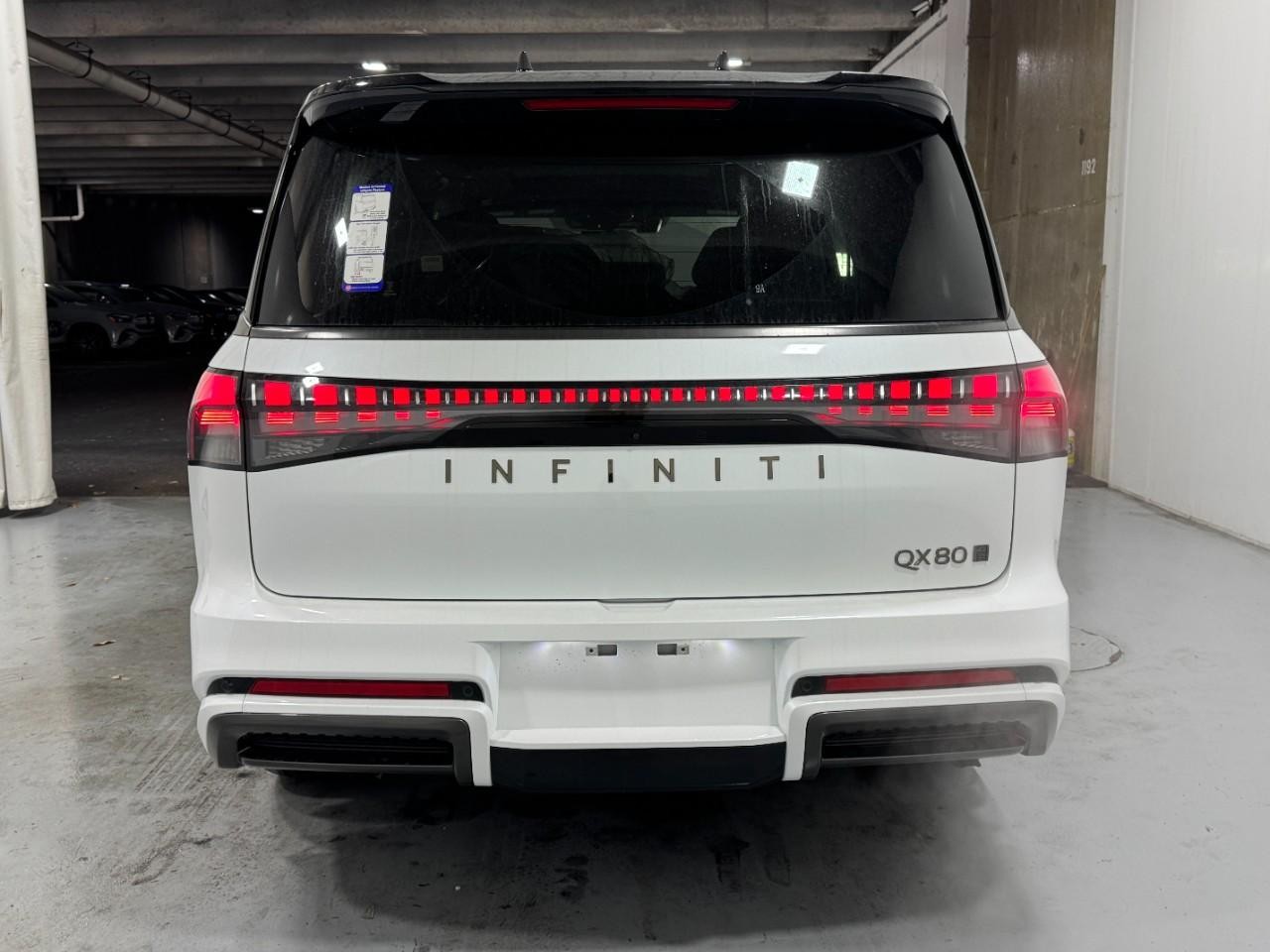 INFINITI QX80 Vehicle Full-screen Gallery Image 10