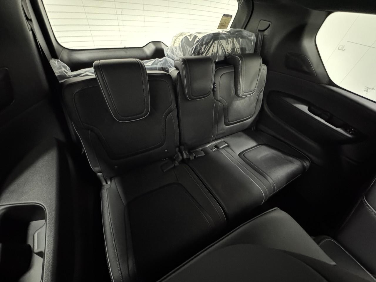 INFINITI QX80 Vehicle Full-screen Gallery Image 11