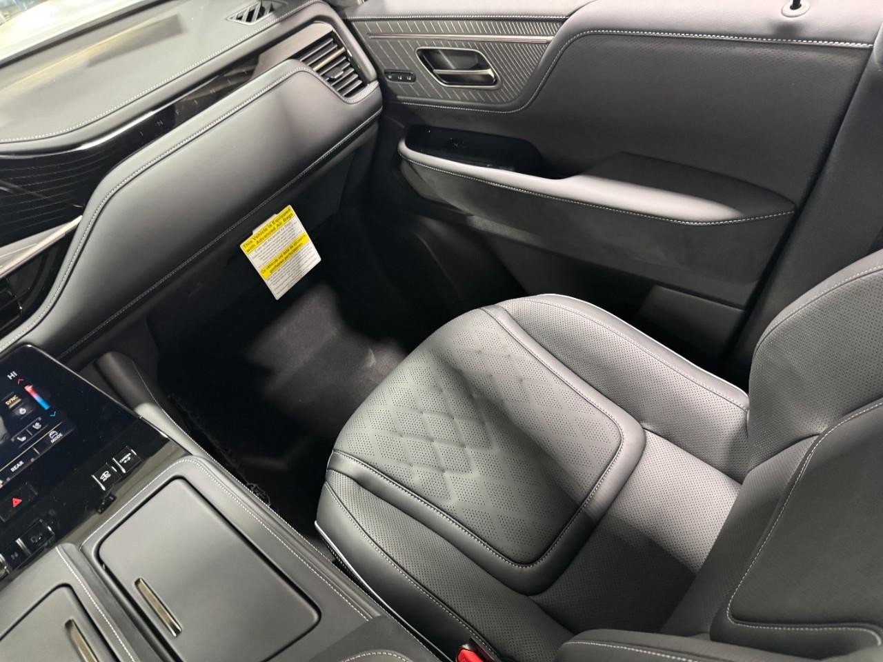 INFINITI QX80 Vehicle Full-screen Gallery Image 19