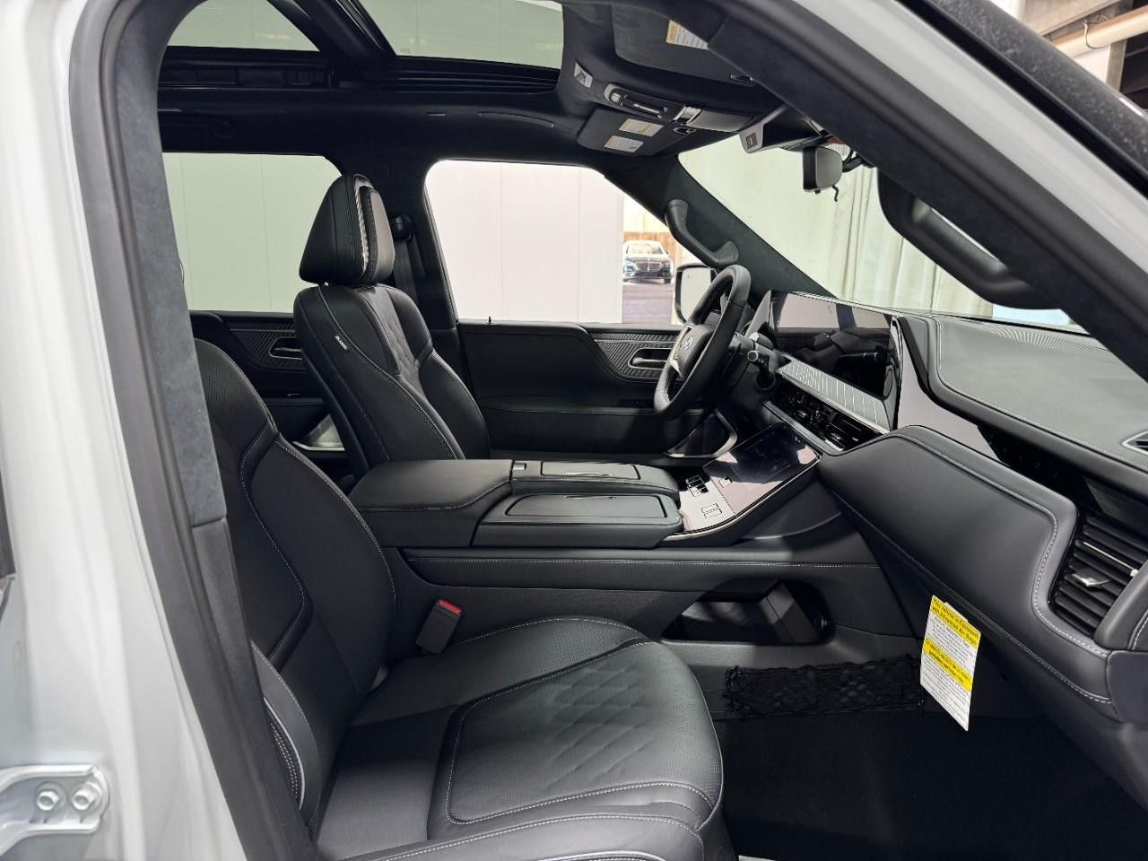 INFINITI QX80 Vehicle Full-screen Gallery Image 20