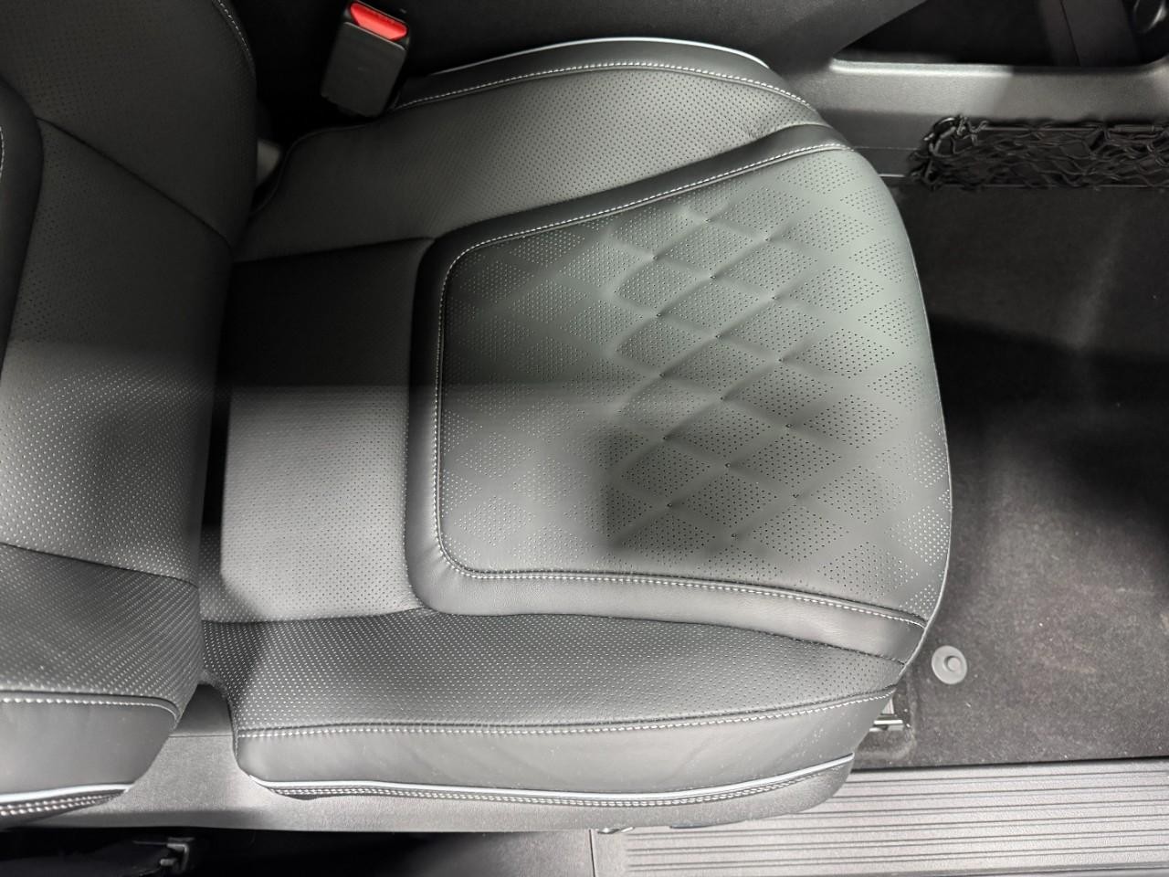 INFINITI QX80 Vehicle Full-screen Gallery Image 21