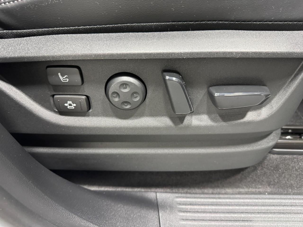 INFINITI QX80 Vehicle Full-screen Gallery Image 22