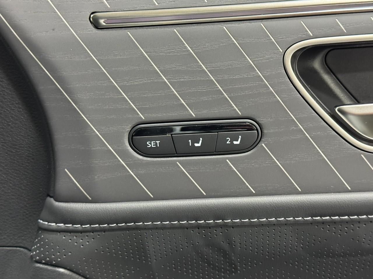 INFINITI QX80 Vehicle Full-screen Gallery Image 23