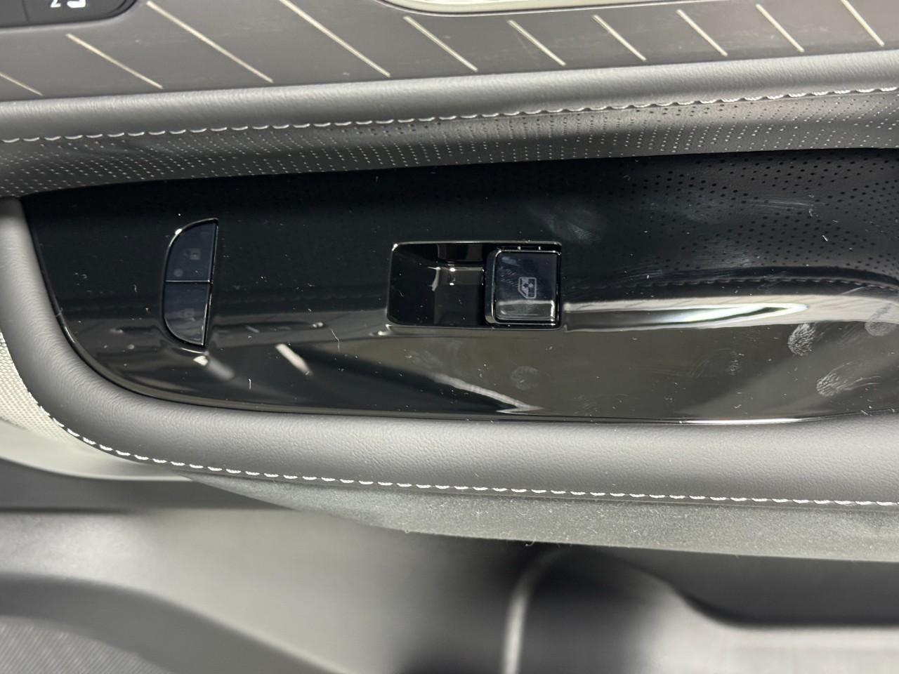 INFINITI QX80 Vehicle Full-screen Gallery Image 24