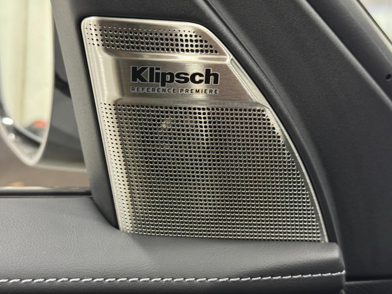 INFINITI QX80 Vehicle Full-screen Gallery Image 25