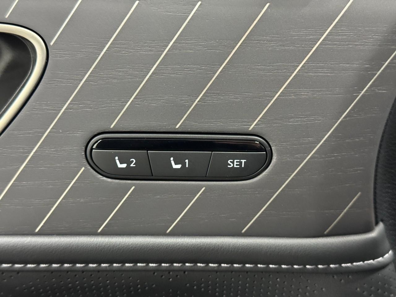 INFINITI QX80 Vehicle Full-screen Gallery Image 26