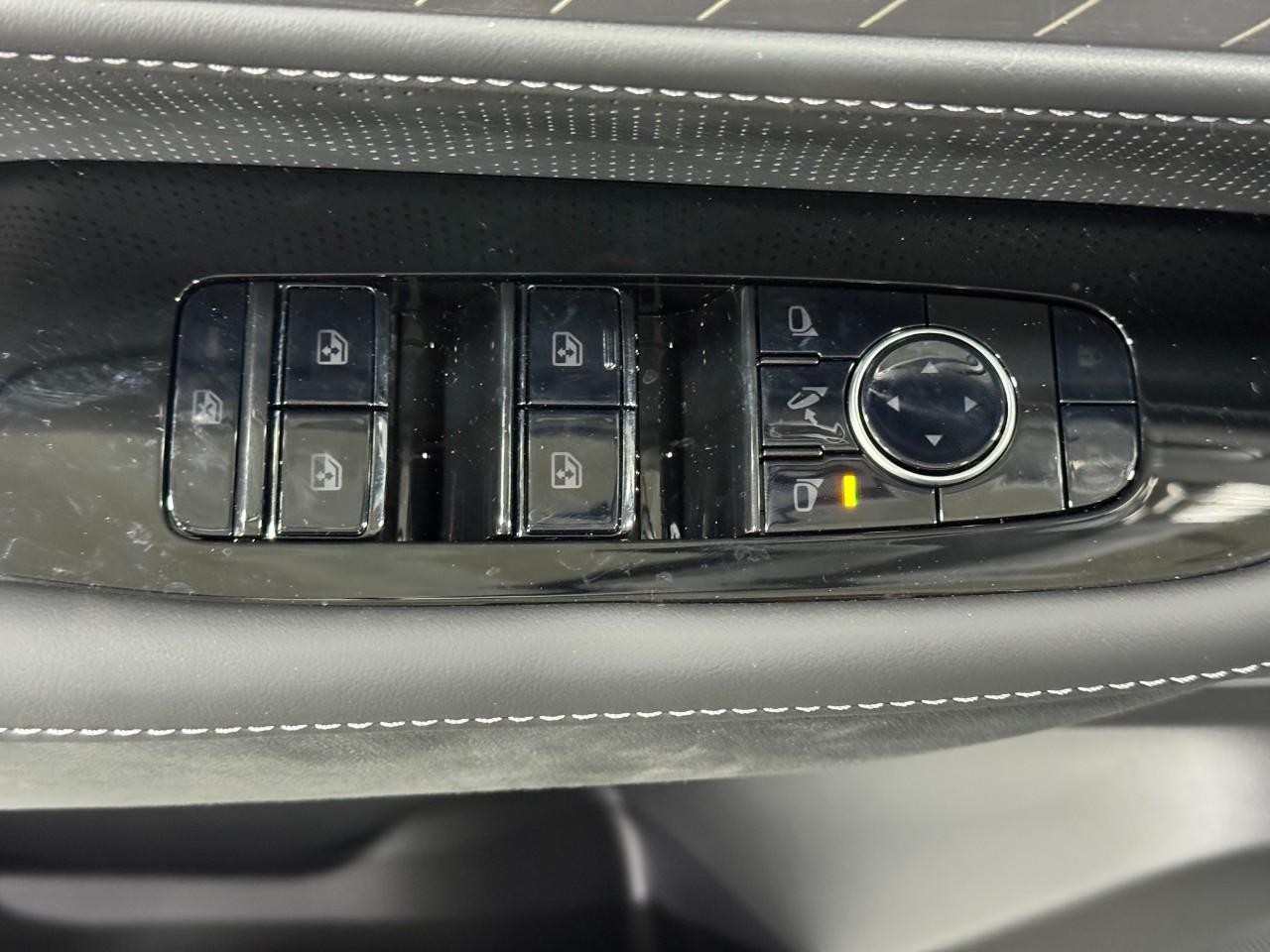 INFINITI QX80 Vehicle Full-screen Gallery Image 27