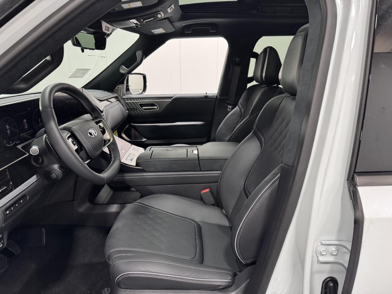 INFINITI QX80 Vehicle Full-screen Gallery Image 28