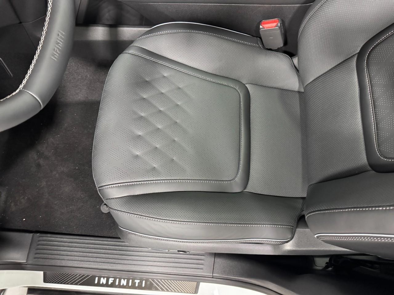 INFINITI QX80 Vehicle Full-screen Gallery Image 29