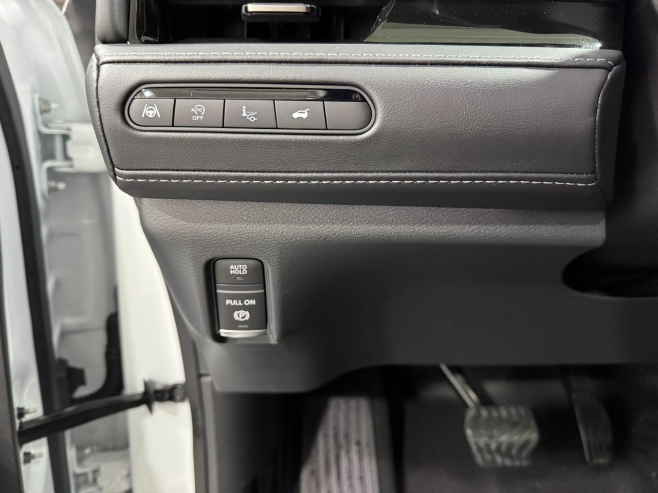 INFINITI QX80 Vehicle Full-screen Gallery Image 31