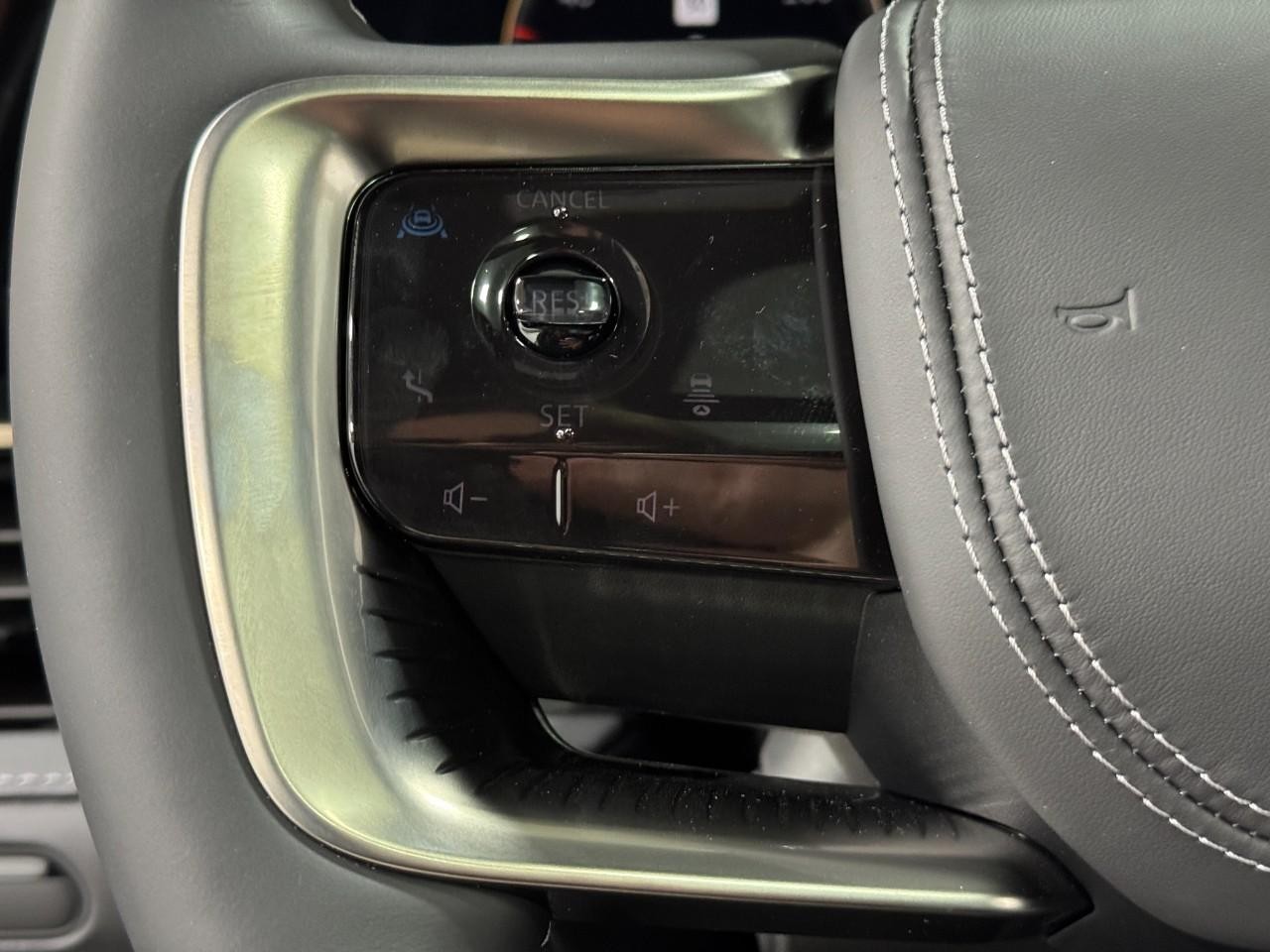 INFINITI QX80 Vehicle Full-screen Gallery Image 32