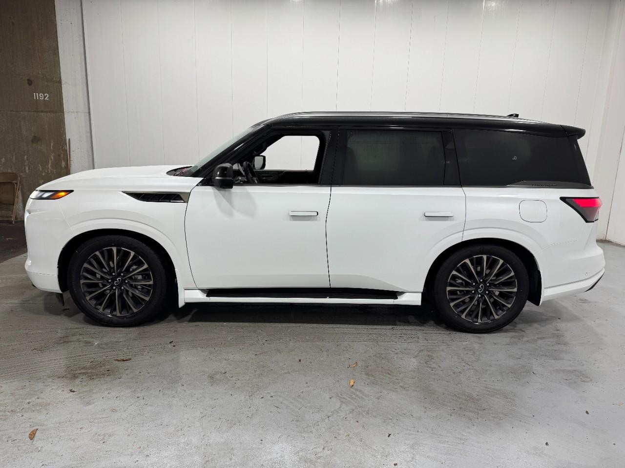 INFINITI QX80 Vehicle Full-screen Gallery Image 2