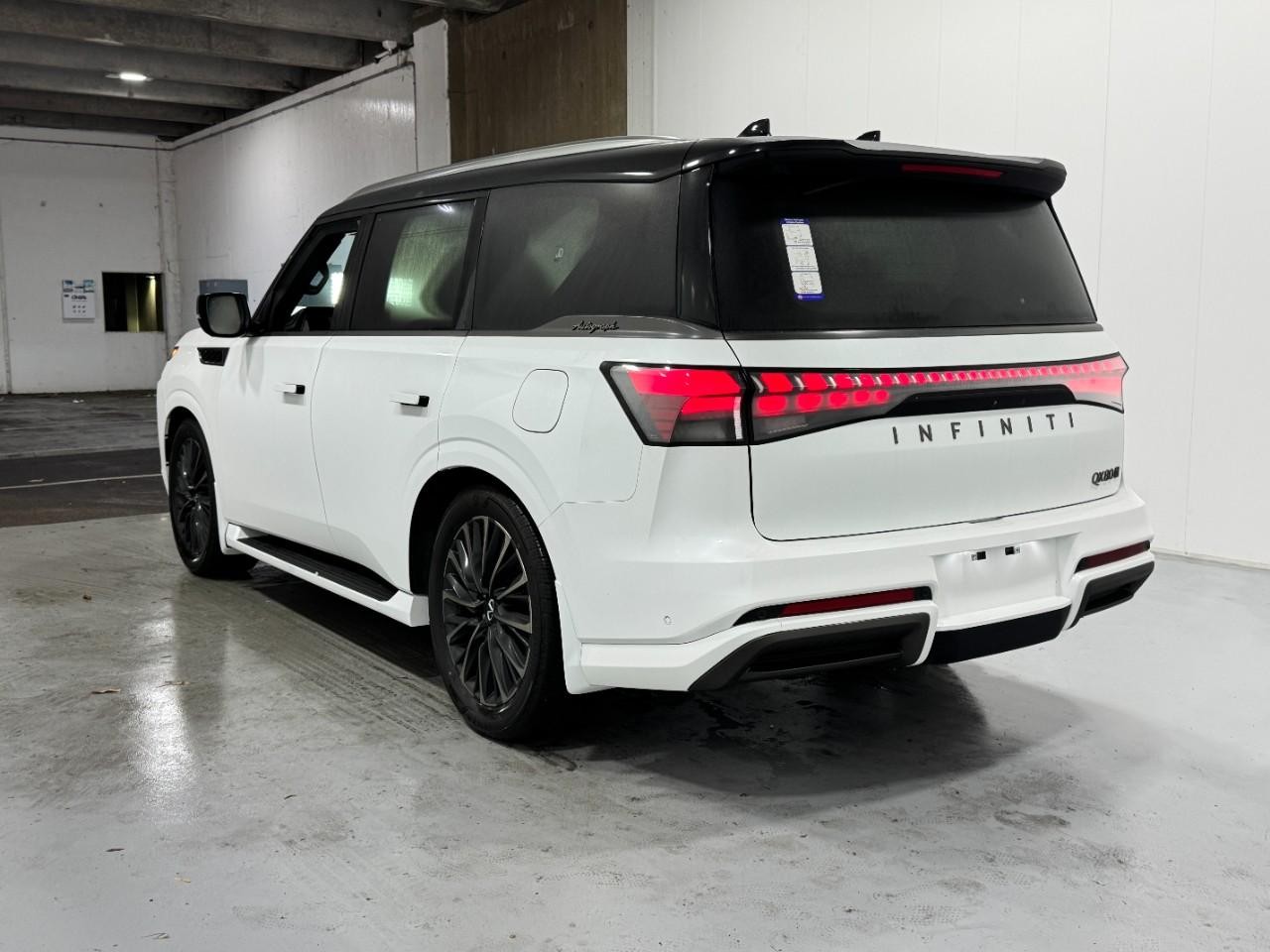 INFINITI QX80 Vehicle Full-screen Gallery Image 3