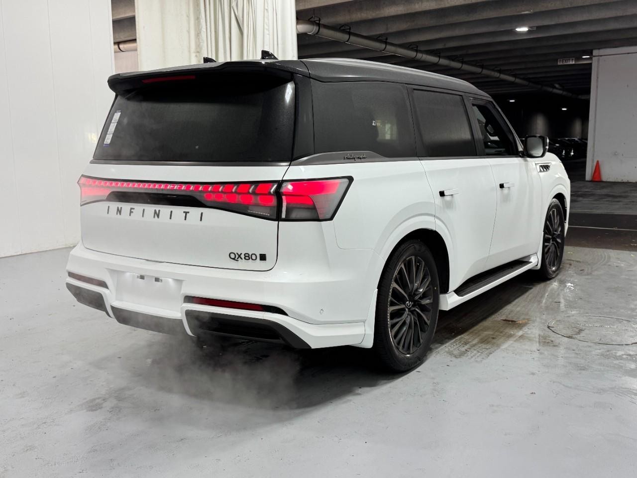 INFINITI QX80 Vehicle Full-screen Gallery Image 4