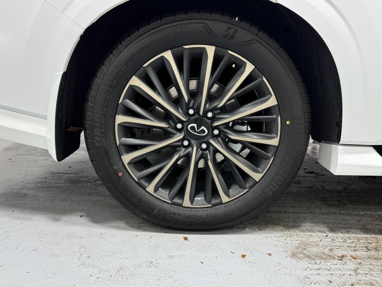 INFINITI QX80 Vehicle Full-screen Gallery Image 5