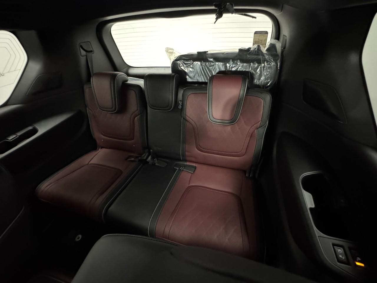 INFINITI QX80 Vehicle Full-screen Gallery Image 8