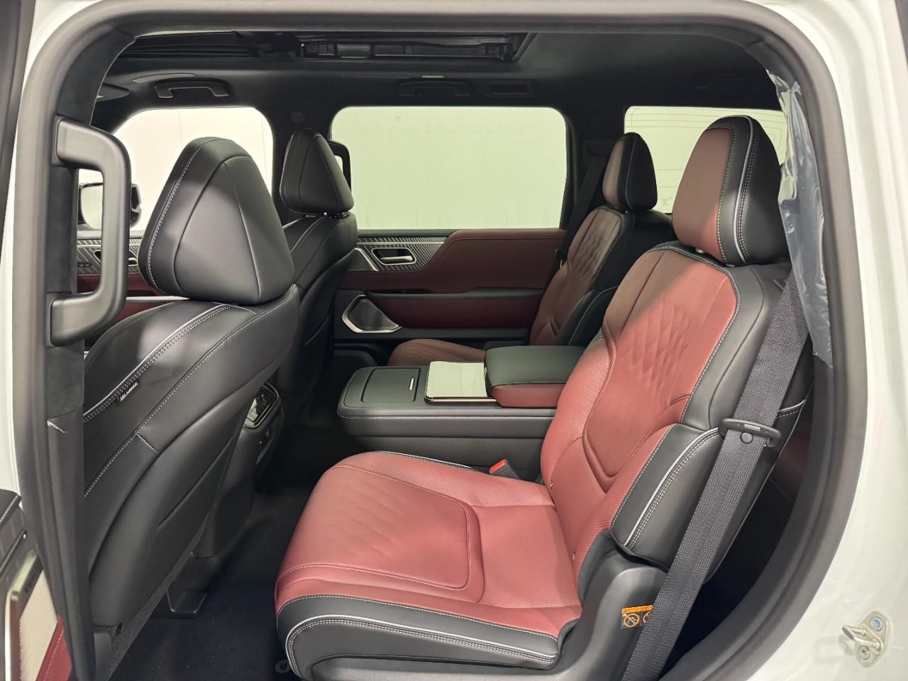 INFINITI QX80 Vehicle Full-screen Gallery Image 9