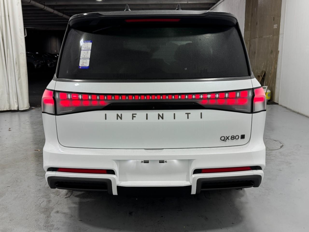 INFINITI QX80 Vehicle Full-screen Gallery Image 10