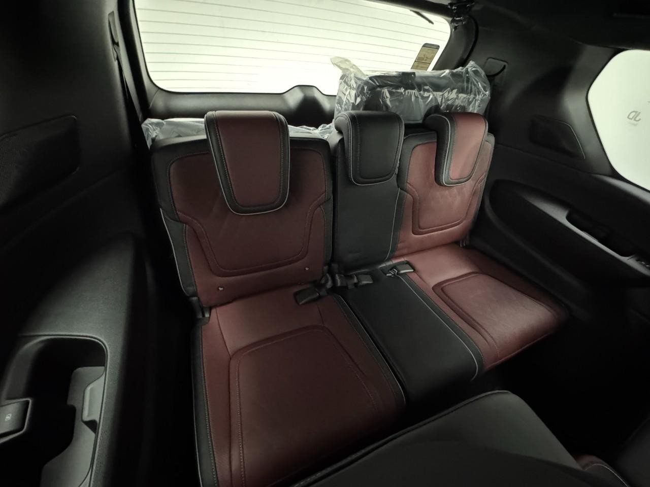 INFINITI QX80 Vehicle Full-screen Gallery Image 11