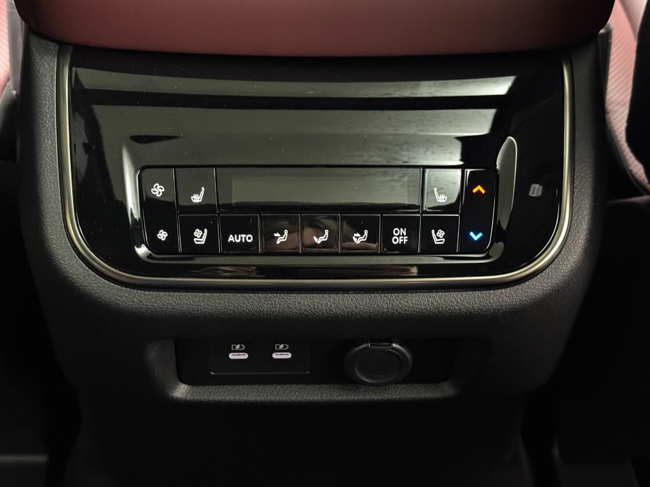 INFINITI QX80 Vehicle Full-screen Gallery Image 13