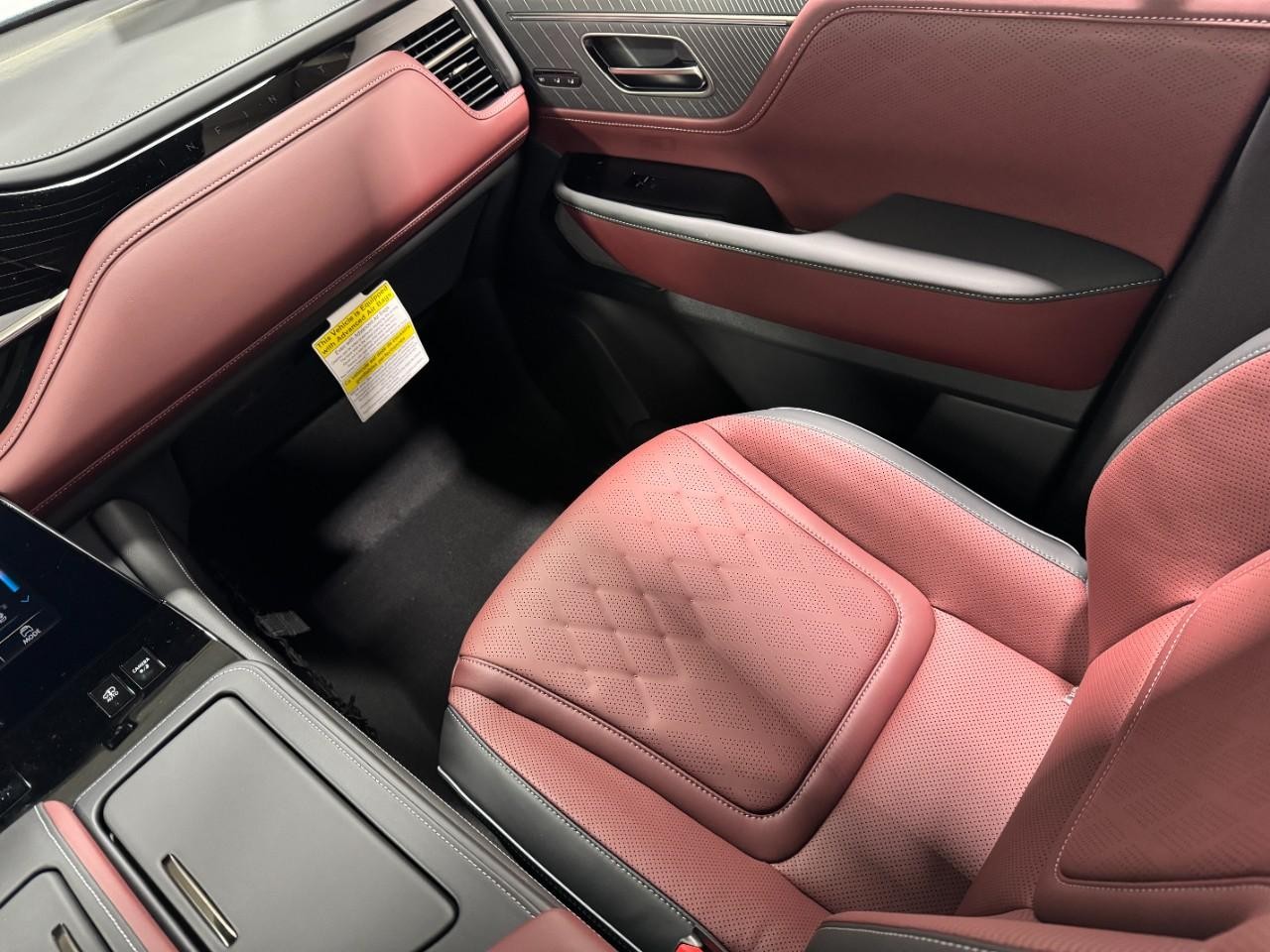 INFINITI QX80 Vehicle Full-screen Gallery Image 19