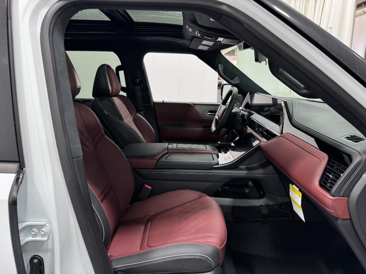 INFINITI QX80 Vehicle Full-screen Gallery Image 20