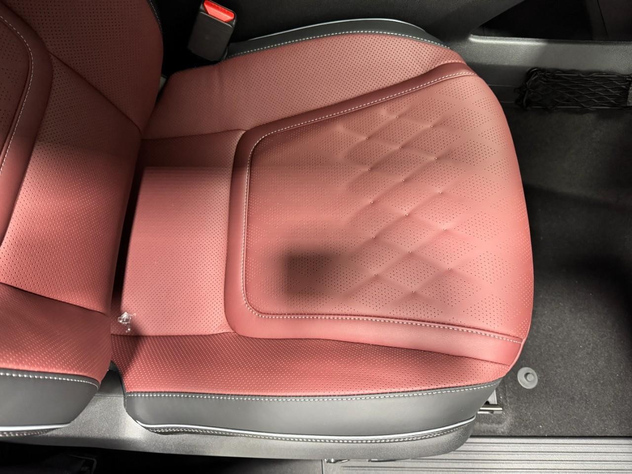 INFINITI QX80 Vehicle Full-screen Gallery Image 21