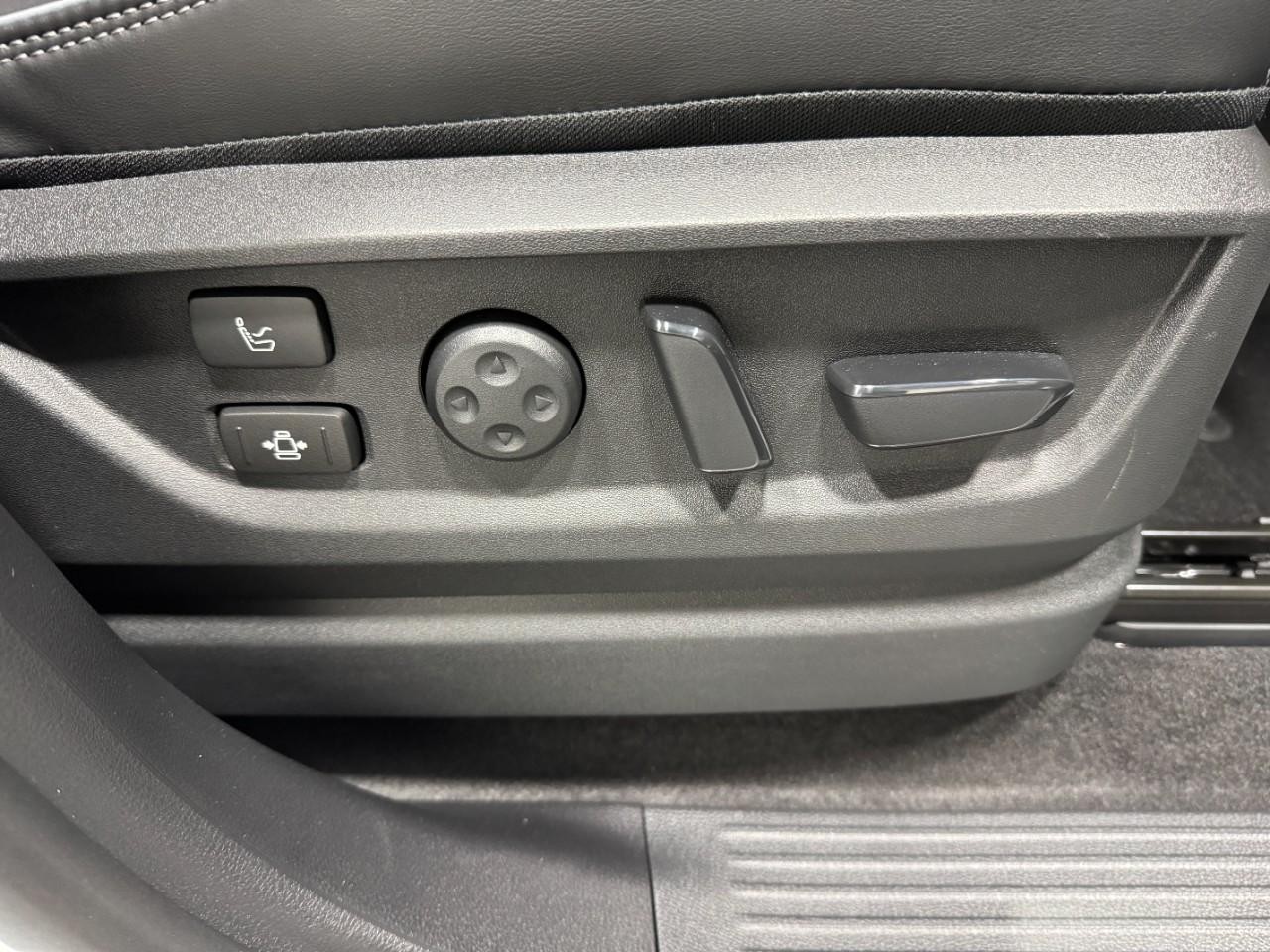 INFINITI QX80 Vehicle Full-screen Gallery Image 22