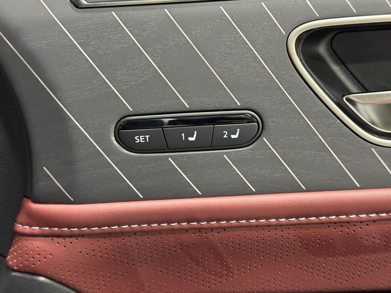 INFINITI QX80 Vehicle Full-screen Gallery Image 23