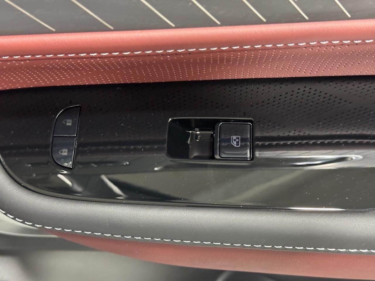 INFINITI QX80 Vehicle Full-screen Gallery Image 24