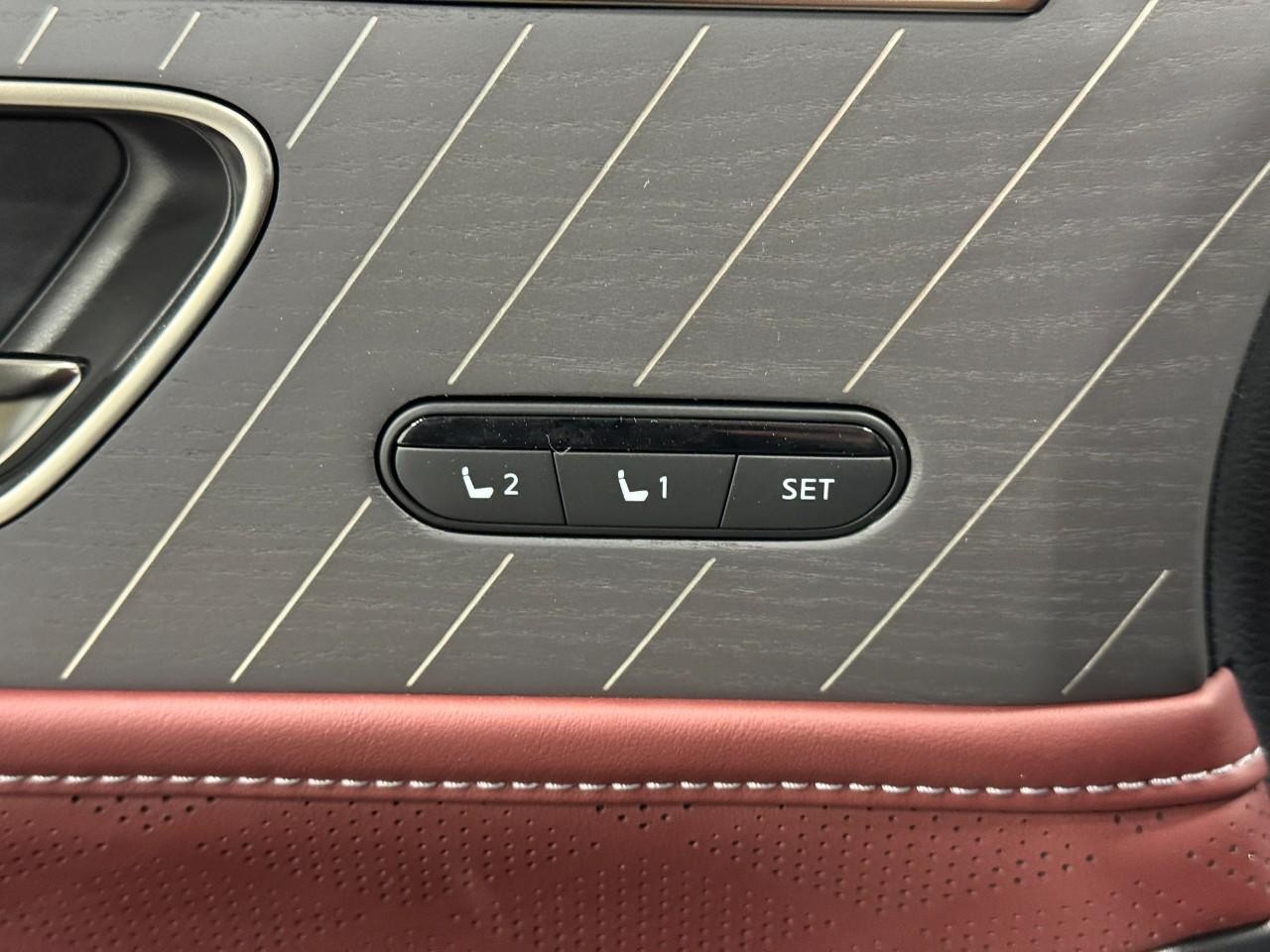 INFINITI QX80 Vehicle Full-screen Gallery Image 26