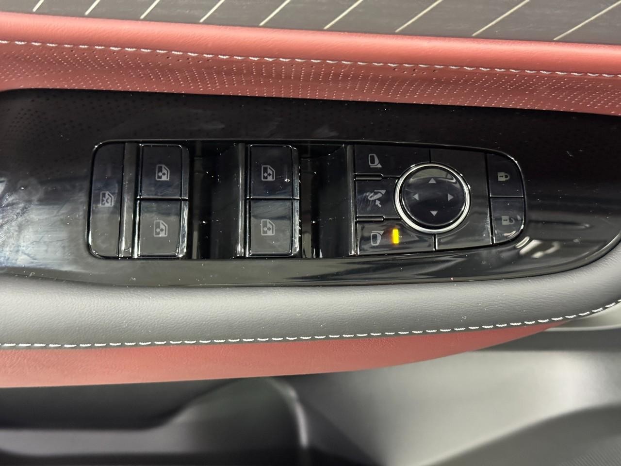 INFINITI QX80 Vehicle Full-screen Gallery Image 27