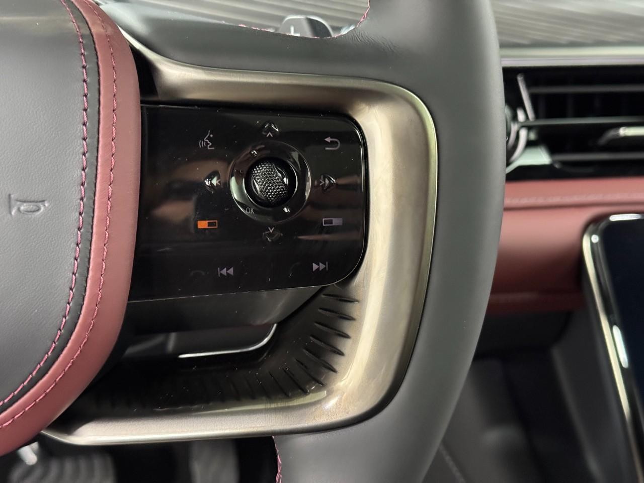 INFINITI QX80 Vehicle Full-screen Gallery Image 33