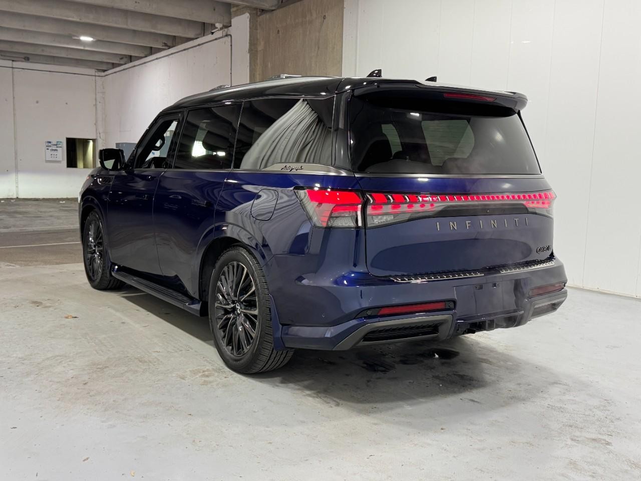 INFINITI QX80 Vehicle Full-screen Gallery Image 3