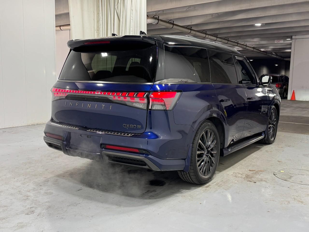 INFINITI QX80 Vehicle Full-screen Gallery Image 4