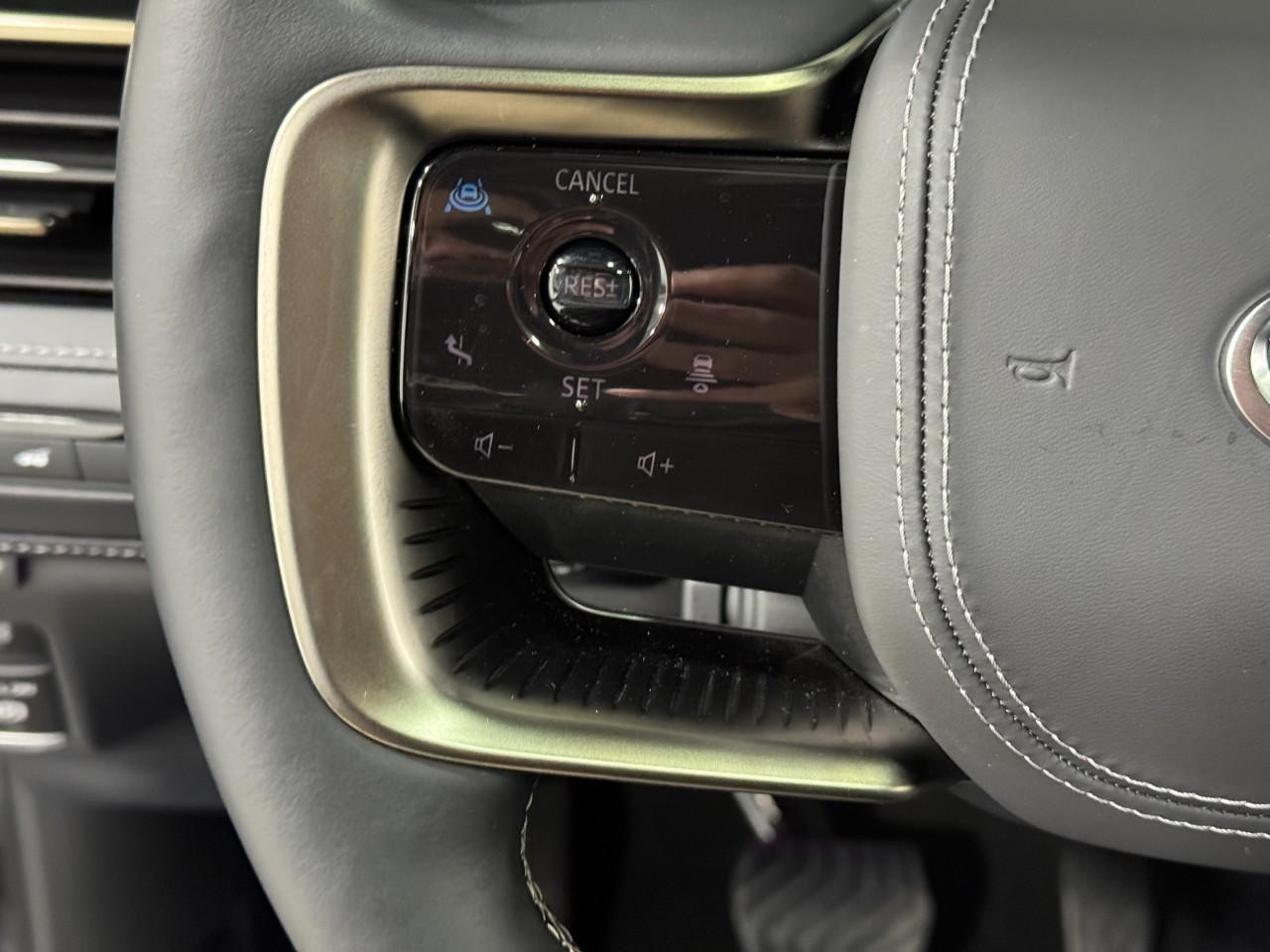 INFINITI QX80 Vehicle Full-screen Gallery Image 32