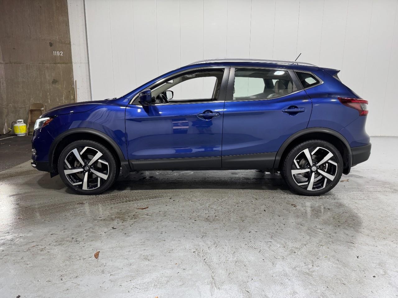 Nissan Rogue Sport Vehicle Full-screen Gallery Image 2