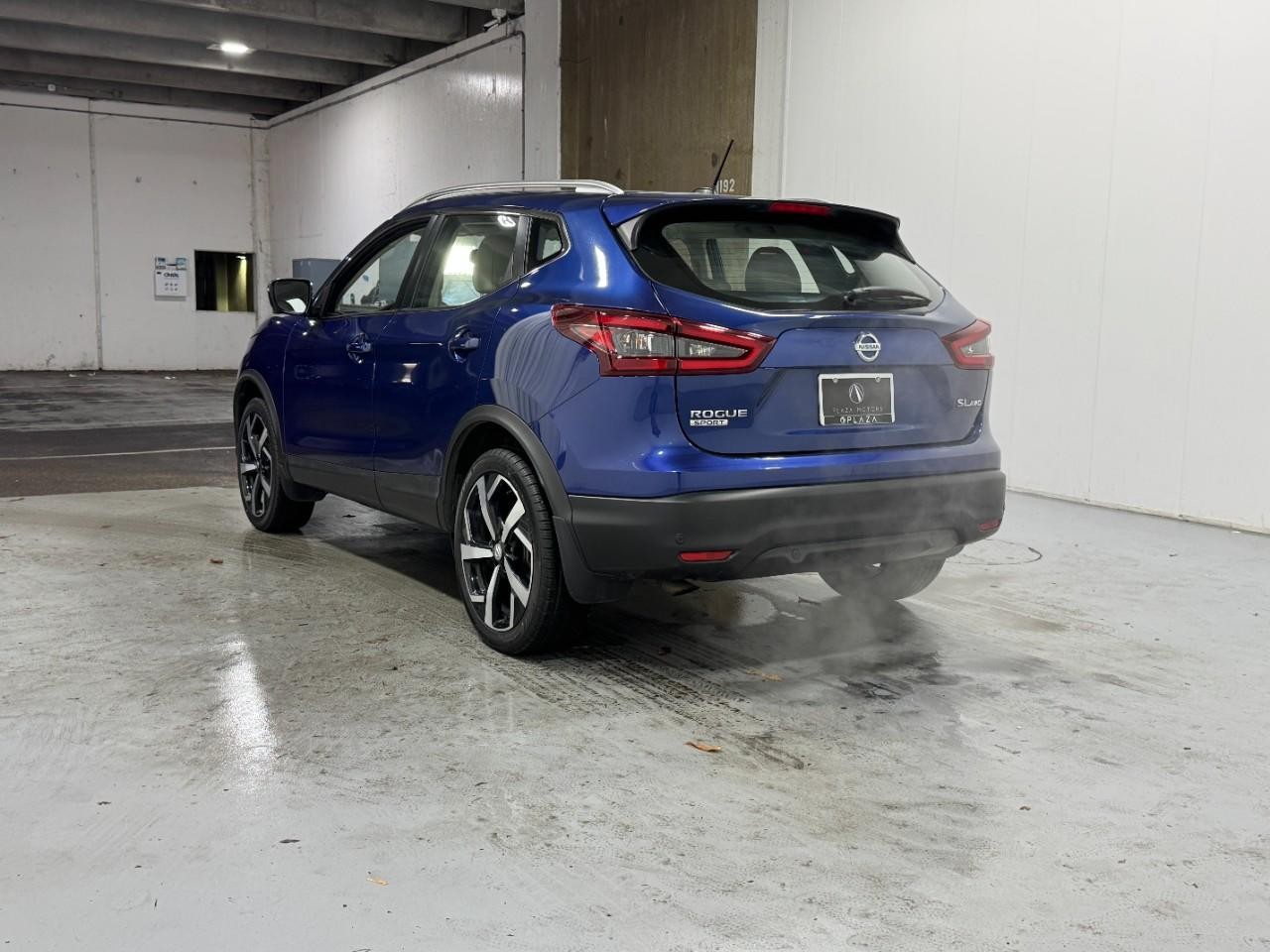 Nissan Rogue Sport Vehicle Full-screen Gallery Image 3