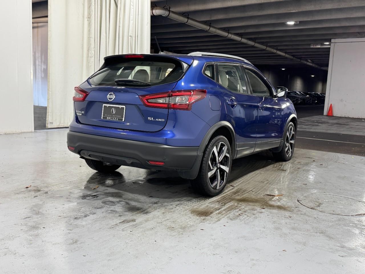 Nissan Rogue Sport Vehicle Full-screen Gallery Image 4