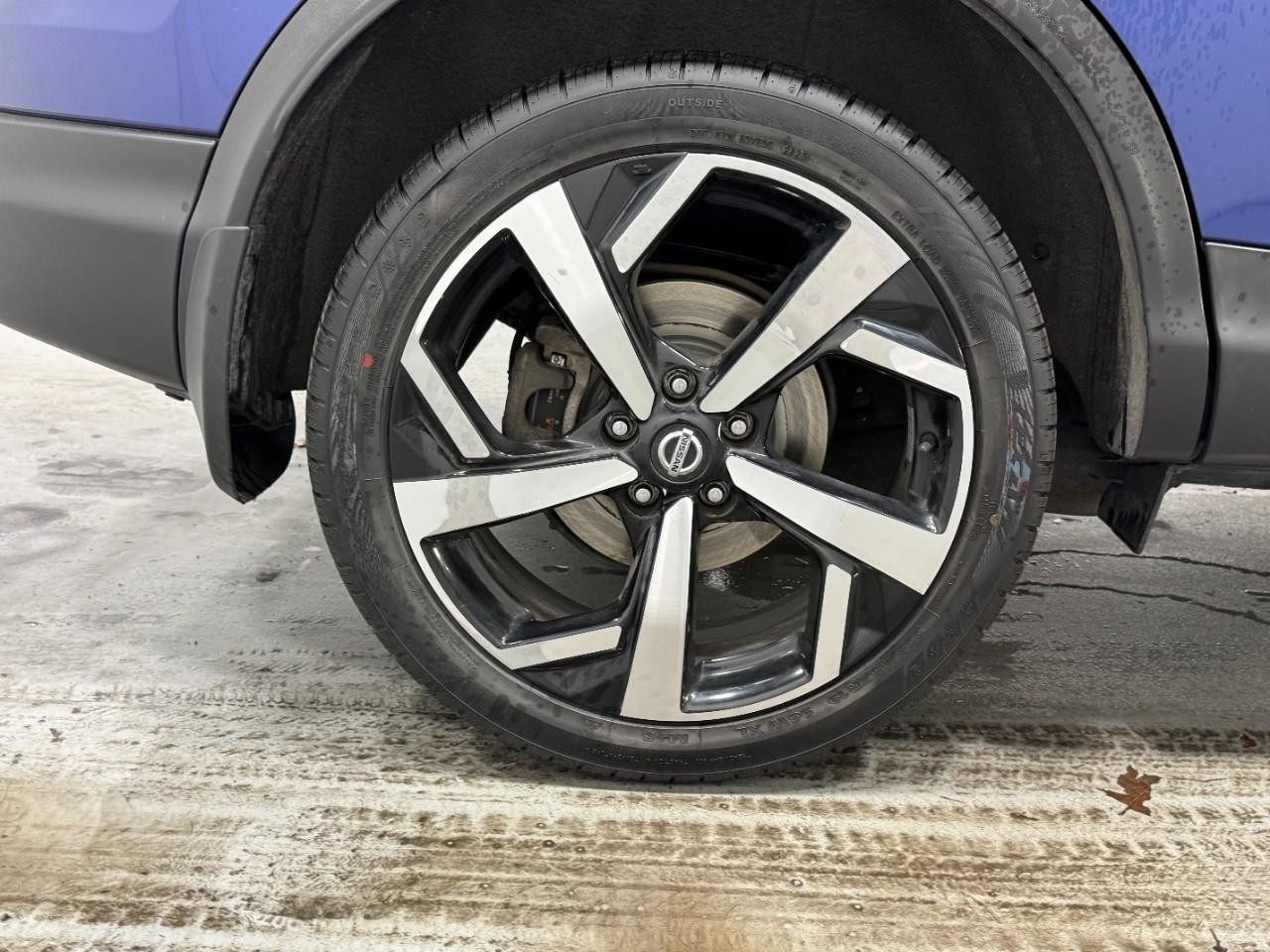 Nissan Rogue Sport Vehicle Full-screen Gallery Image 5