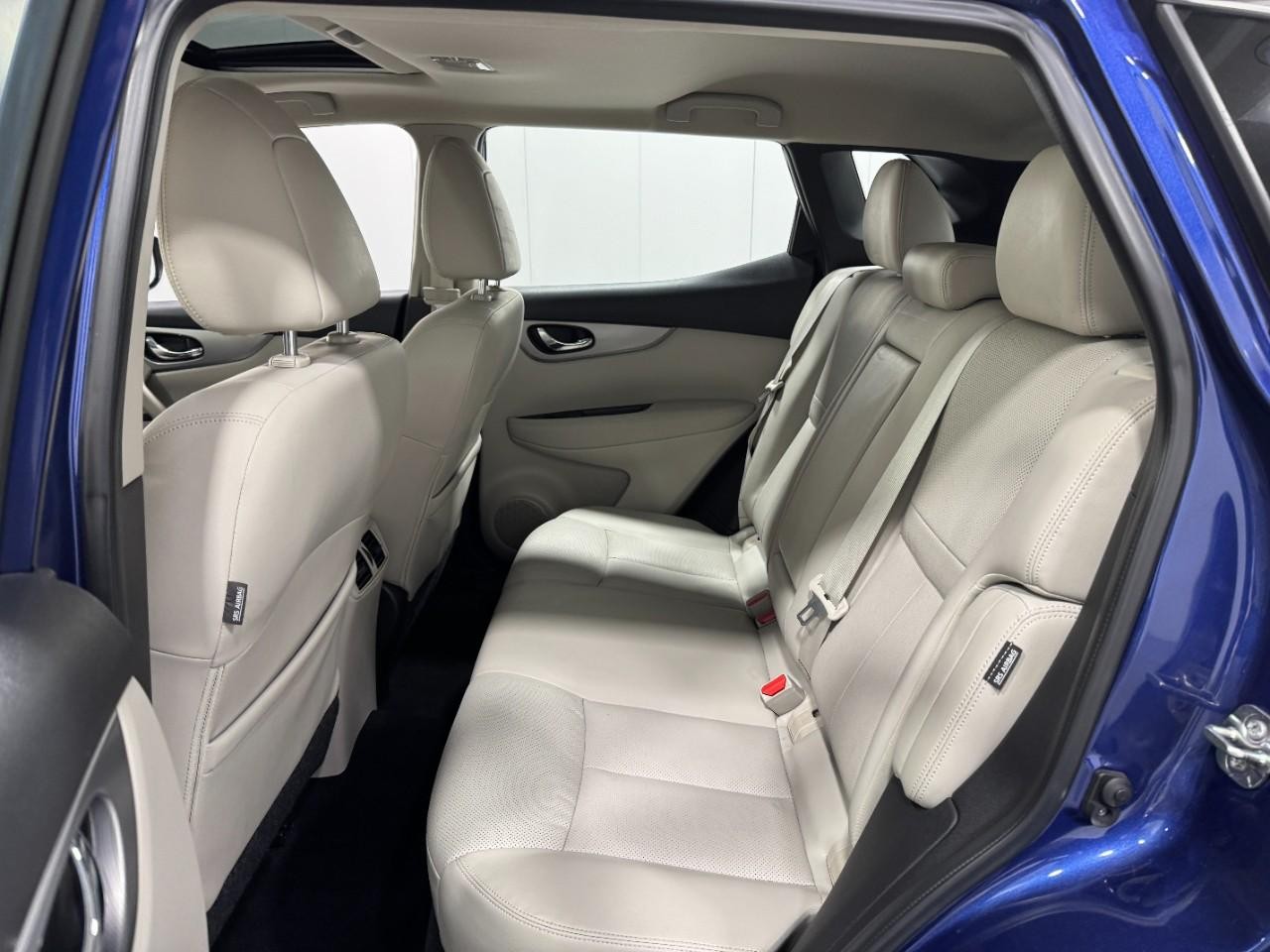 Nissan Rogue Sport Vehicle Full-screen Gallery Image 8