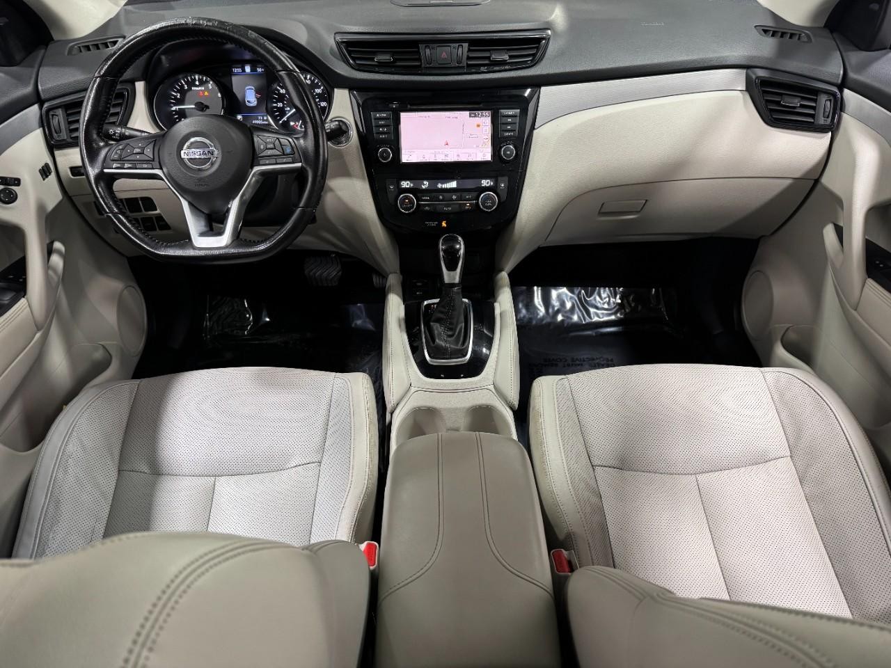 Nissan Rogue Sport Vehicle Full-screen Gallery Image 12