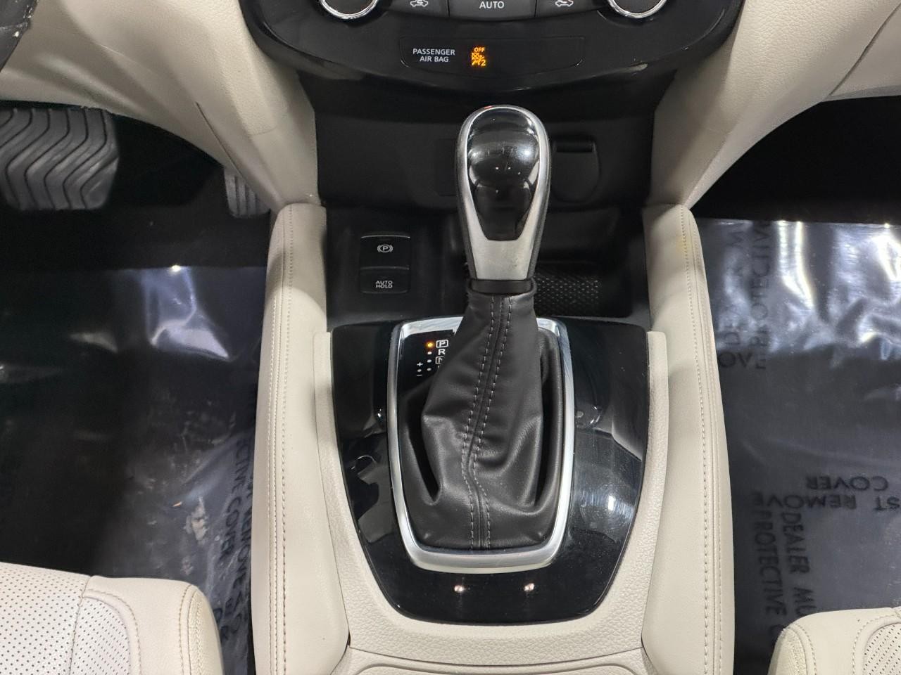 Nissan Rogue Sport Vehicle Full-screen Gallery Image 16